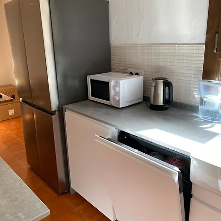 Seaview Villa, 4 Bedrooms, 5 Min Walk To *